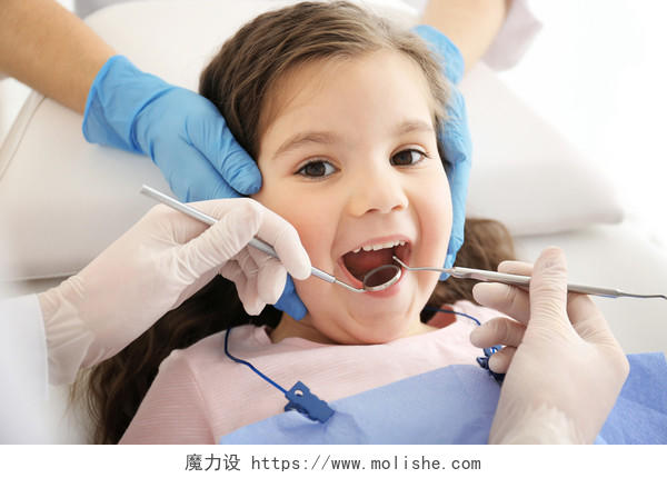 检查牙齿的女孩牙医诊所看牙治疗